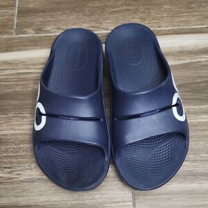 OOFOS OOahh Navy Slide Recovery Sandals with White Accent - Women Size 6